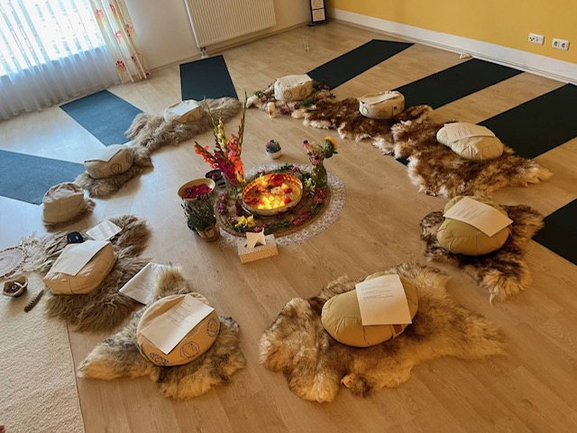 Geburtstagsritual im Herzensfreundinnenkreis mit Yoga, Klang und weiblichen Ritualen