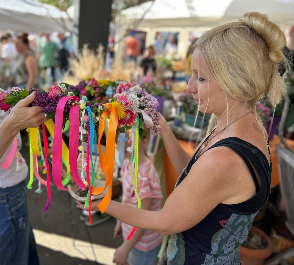 Maikranz für die Erde und die Gemeinschaft