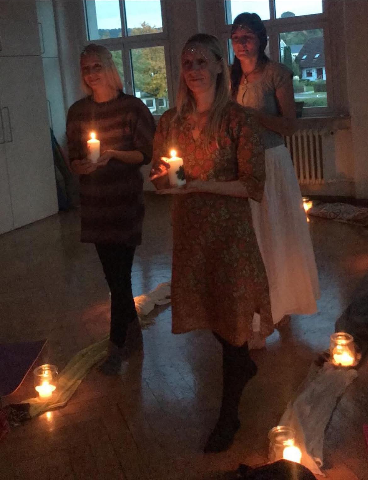 Frauenkreis zur Archetypin der Priesterin zusammen mit Sabrina, Steffi und mir