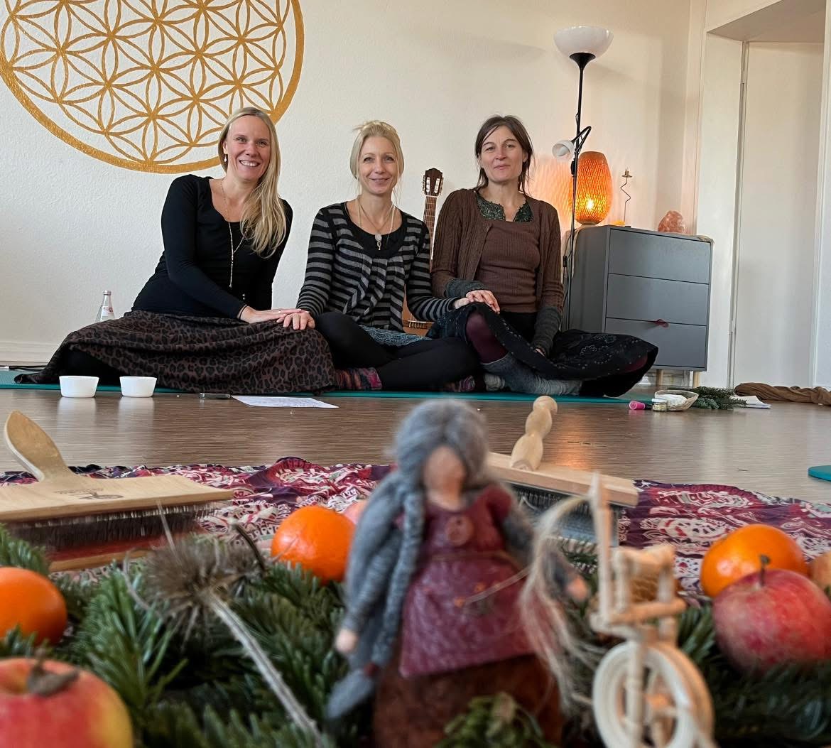 Frauenkreis zur Archetypin der alten Weisen mit Sabrina, Steffi und mir