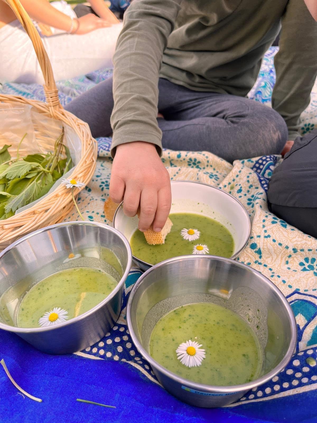 Kräuterspaziergang für Familien mit Zubereiten einer Neunkräutersuppe